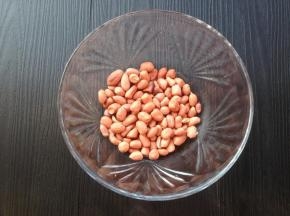 将花生米洗干净