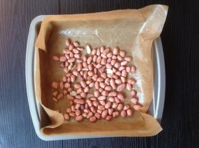 将花生米放到烤盘上