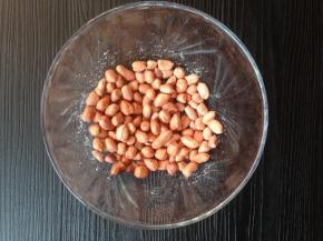 先摇晃一下玻璃碗，然后用手将花生米抓一下，使盐分布均匀