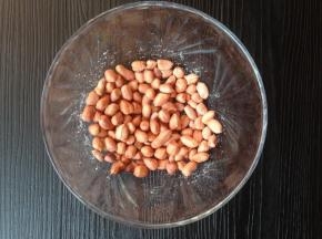 先摇晃一下玻璃碗，然后用手将花生米抓一下，使盐分布均匀