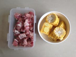 准备好食材，玉米切小段，排骨斩小块