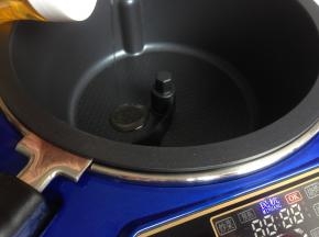 将洗干净的搅拌锅放回机身内，选择“烧菜”功能，时间30分钟，加入少许油