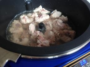 时间到了之后，将水倒掉，再用清水将排骨洗两次，除去血腥味和浮沫，沥干水分