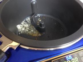 加入冰糖，搅拌锅会自动搅拌，炒至冰糖融化呈棕色