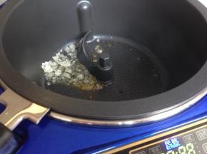 加入冰糖，搅拌锅会自动搅拌，炒至冰糖融化呈棕色