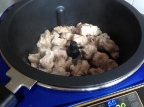 加入排骨和姜片