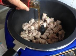 加入黄酒、蚝油、生抽