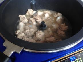加入没过排骨的开水，盖上锅盖
