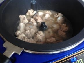 加入没过排骨的开水，盖上锅盖