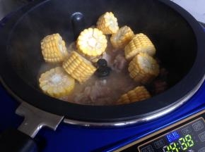 在剩余15分钟的时候，加入玉米段，盖上锅盖