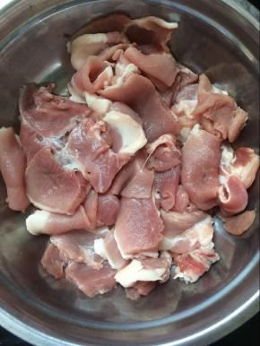 先将里脊肉切成薄片