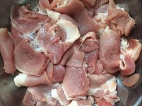 先将里脊肉切成薄片