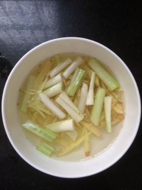 准备一个碗，放入葱段，姜丝，加入适量水，拌匀，做成葱姜水。