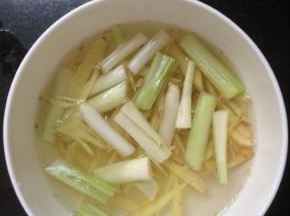 准备一个碗，放入葱段，姜丝，加入适量水，拌匀，做成葱姜水。