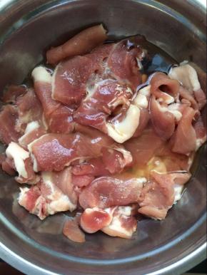 里脊肉中放入一个鸡蛋清，盐适量，鸡精适量