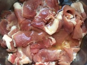 里脊肉中放入一个鸡蛋清，盐适量，鸡精适量