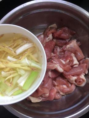 再加入泡好的葱姜水适量