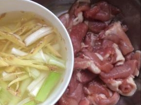 再加入泡好的葱姜水适量