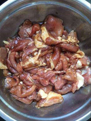 加入少许生抽，老抽，用手抓匀，腌制一会。