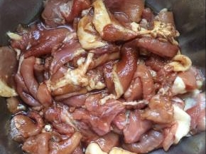 加入少许生抽，老抽，用手抓匀，腌制一会。