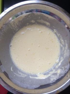 在准备一个盆，放入淀粉，加入适量水，调成糊状。