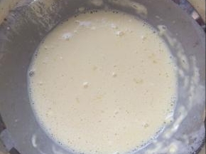 在准备一个盆，放入淀粉，加入适量水，调成糊状。