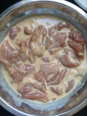 将腌制好的里脊肉放入抓匀，使其均匀的裹上糊