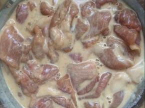 将腌制好的里脊肉放入抓匀，使其均匀的裹上糊