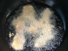 锅中烧热油后，一片一片的放入里脊肉