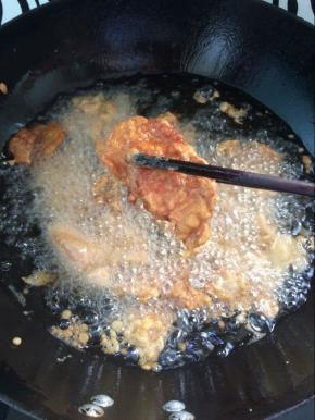 炸至2面金黄色即可捞出