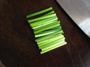 蒜苗切成8CM长的一段