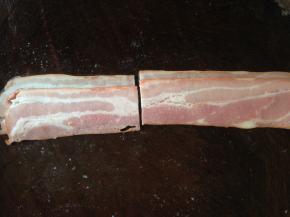 培根和芝士都从中间切开分两份