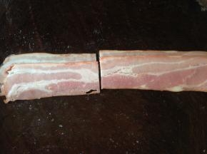 培根和芝士都从中间切开分两份