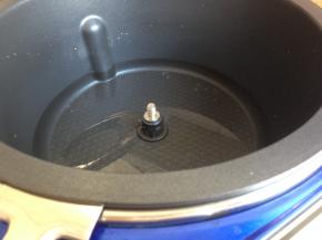 锅里加入清水，点击开关电源，炒菜锅自动加热3分钟。预热完毕后，选择“蒸炖”功能，时间5分钟