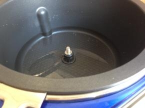 锅里加入清水，点击开关电源，炒菜锅自动加热3分钟。预热完毕后，选择“蒸炖”功能，时间5分钟