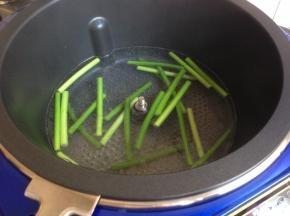 水开后，加入油和盐，加入蒜苗