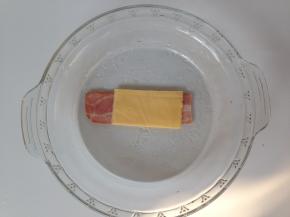 芝士片放在培根上面，偏向一侧