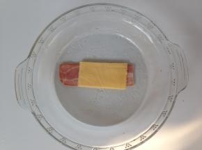 芝士片放在培根上面，偏向一侧