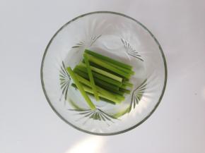 将蒜苗捞起，浸在凉水中，然后捞起，用厨房纸吸干水分