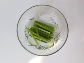 将蒜苗捞起，浸在凉水中，然后捞起，用厨房纸吸干水分