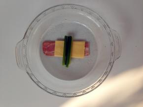 芝士上面放四根蒜苗