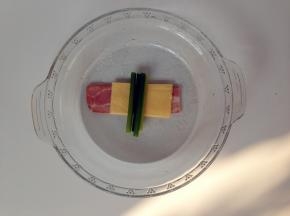 芝士上面放四根蒜苗