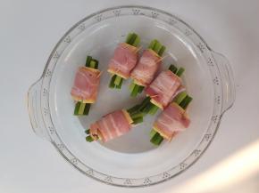 然后卷起，插入一根牙签固定