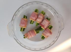 然后卷起，插入一根牙签固定