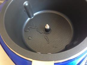 点击炒菜机的煎烙功能，3分钟，加入油，