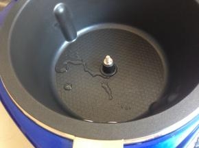 点击炒菜机的煎烙功能，3分钟，加入油，