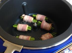 将固定好的蒜苗卷摆入到锅内，煎熟一面再煎一面