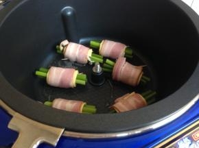 将固定好的蒜苗卷摆入到锅内，煎熟一面再煎一面