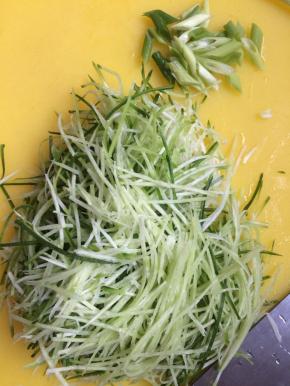 将葱切斜段，萝卜切丝