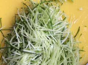 将葱切斜段，萝卜切丝